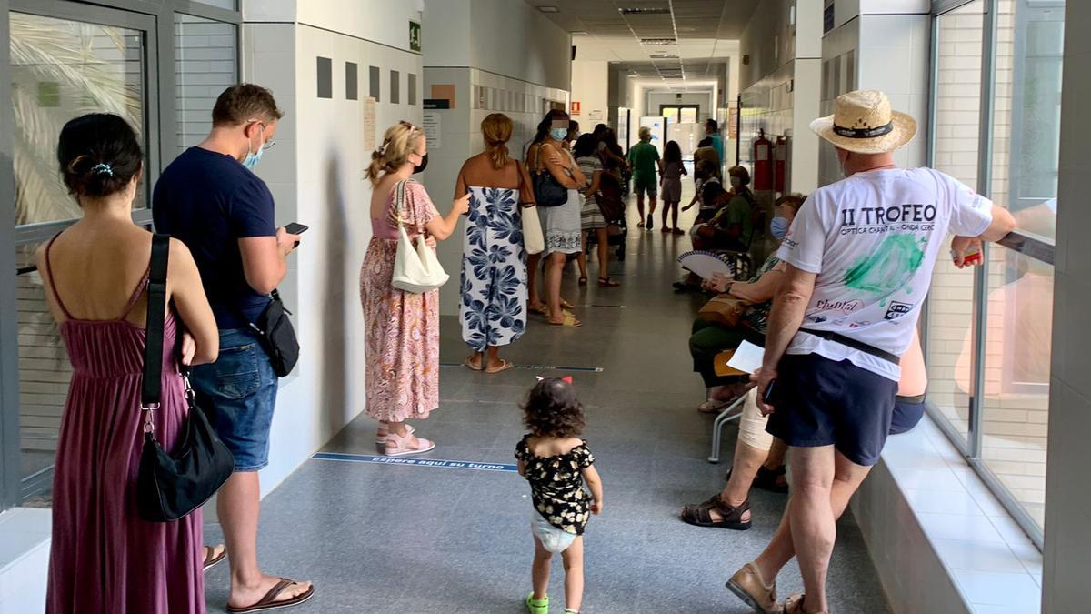Pacientes en el centro de salud del Cabo en Alicante en un verano anterior