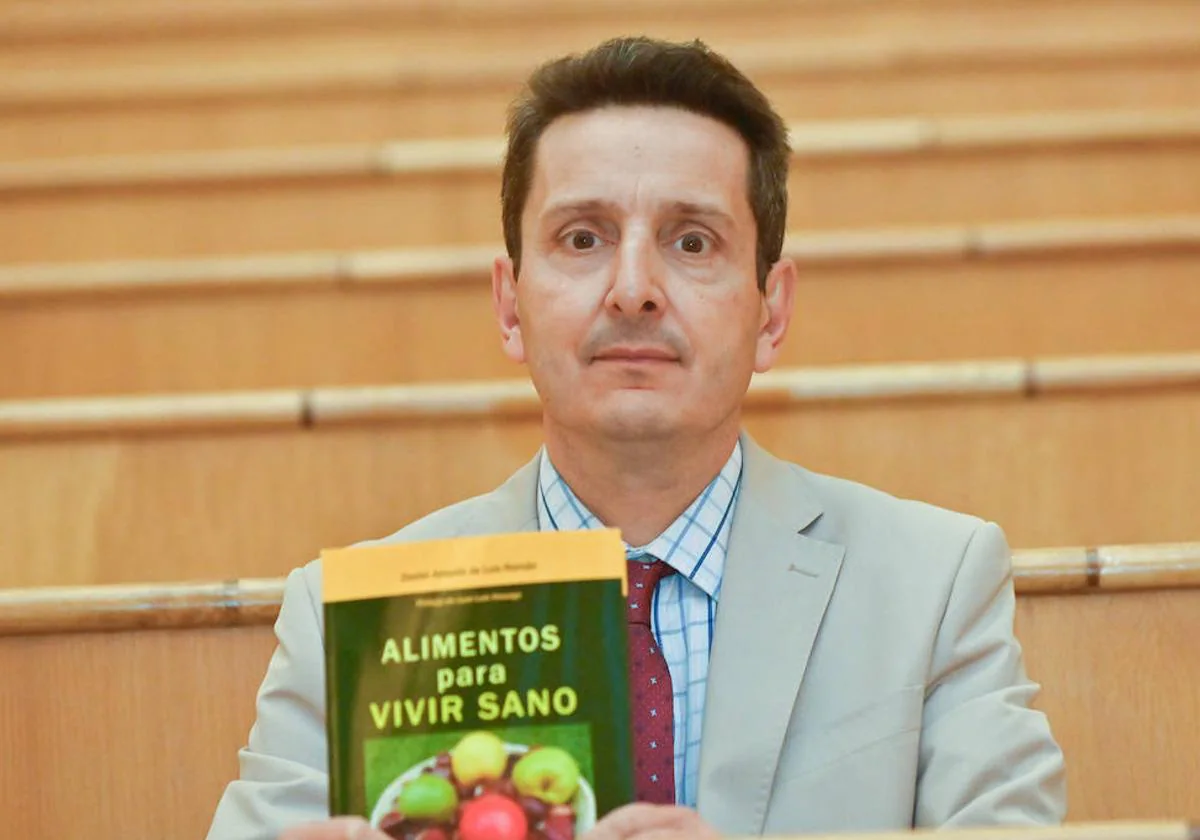Daniel de Luis, professor, endocrinologist and nutritionist publishes 'Foods for a healthy life': "We often forget that eating well is investing in health"