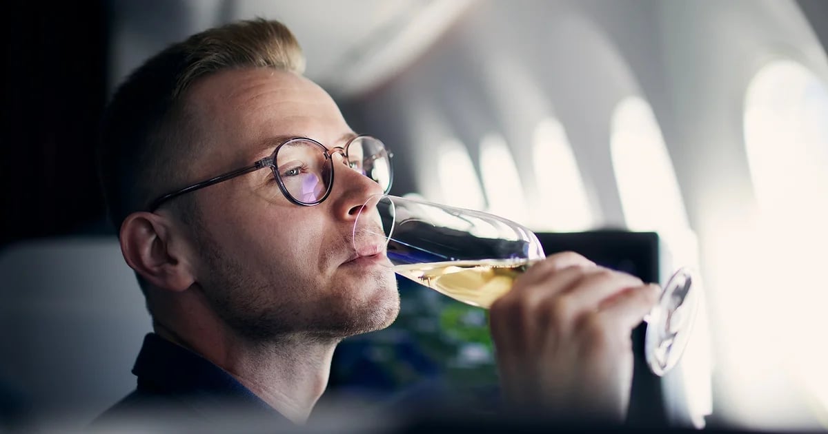 Drinking alcohol on flight: how it impacts heart and lung health