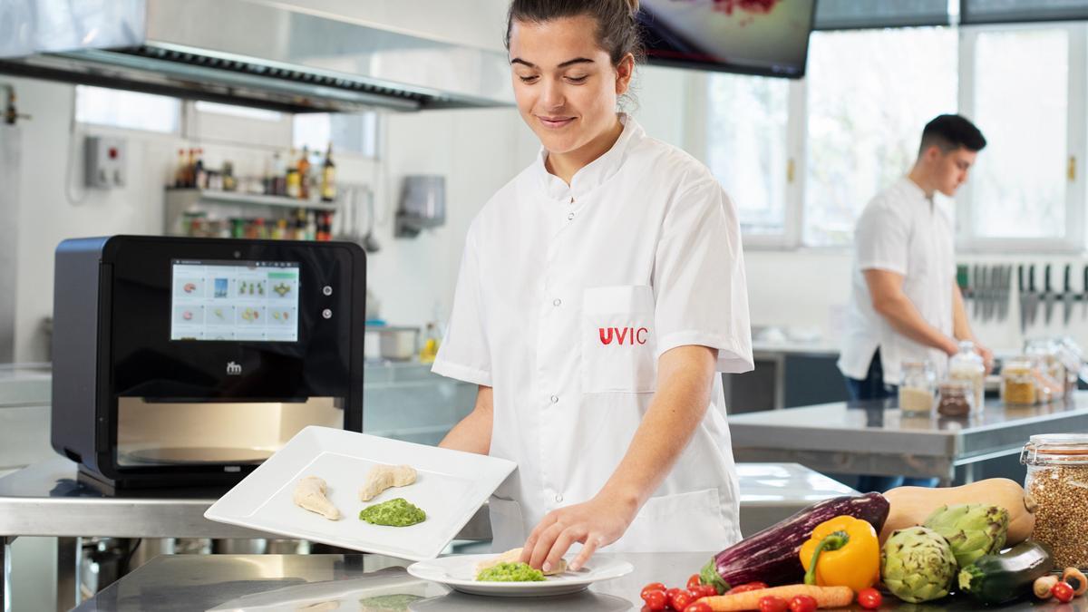 the degree in Human Nutrition and Dietetics from the UVic-UCC